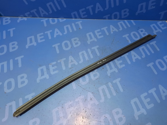 Уплотнитель стекла двери передней левой внутренний (планка) 11A837479 VAG