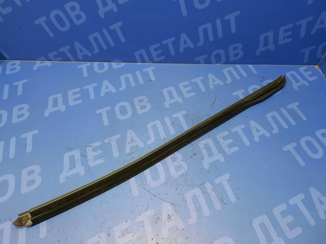 11A837479 VAG Уплотнитель стекла двери передней левой внутренний (планка) купить в Черкассы