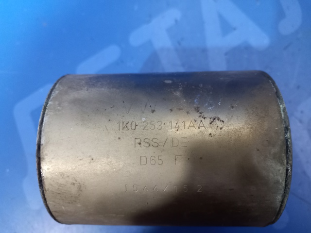 Кронштейн/хомут глушителя, передний 1K0253141AA VAG