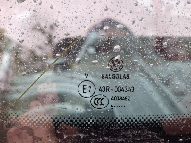 Стекло багажного отсека, правое 3G9845298CJNVB VAG