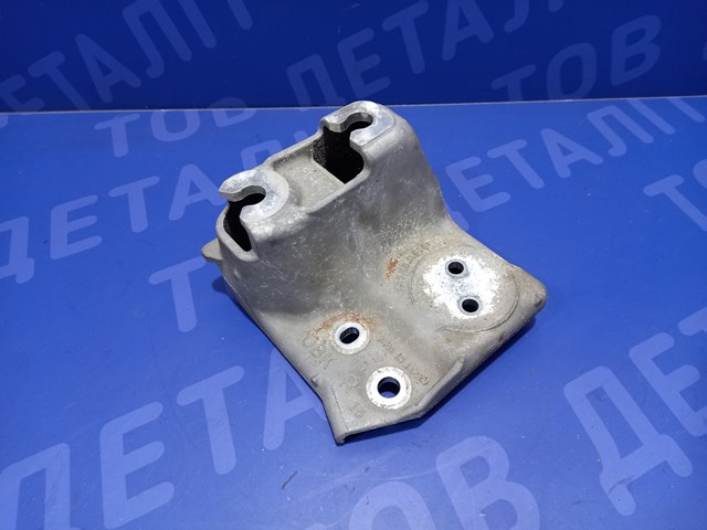 Кронштейн подушки (опоры) двигателя, правой 41032AJ050 SUBARU