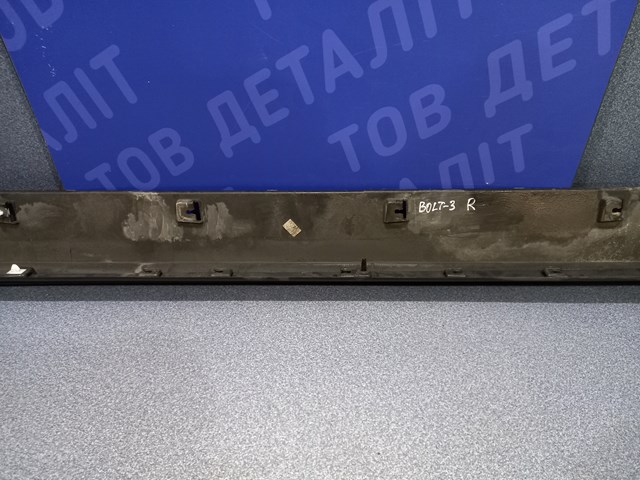 Накладка (молдинг) порога наружная правая 42617387 GM