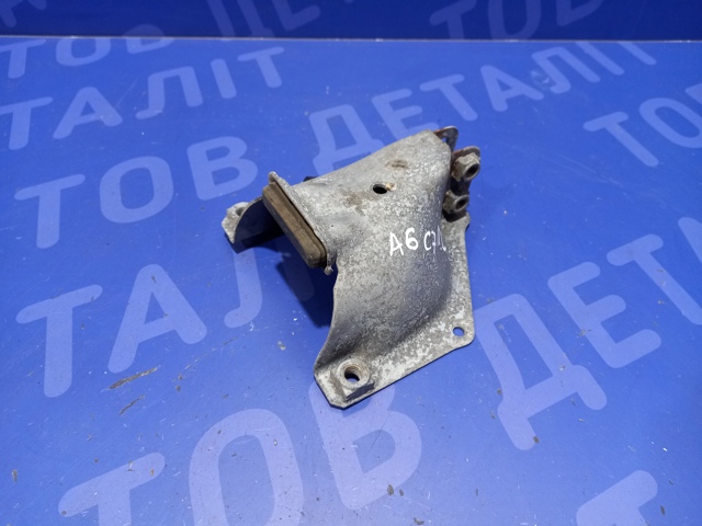 Кронштейн подушки (опоры) двигателя, левой 4G0399377C VAG