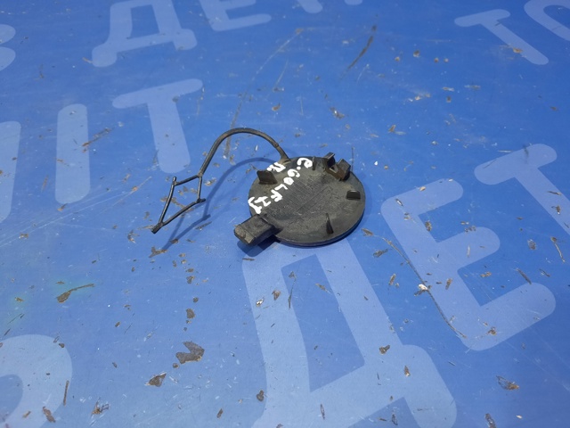 Передняя заглушка бампера буксировочного крюка Volkswagen Golf 6