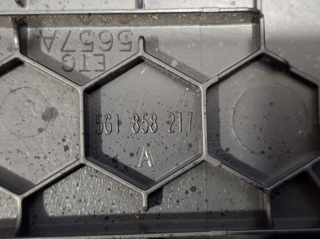 Крышка боковая панели "торпедо", левая 5G1858217A82V VAG