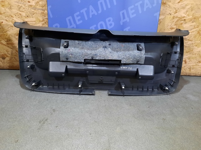Пластик пятой двери 5G6867605E82V VAG