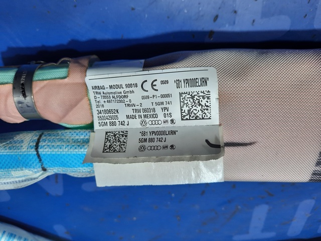 VAG 5GM880742J Шторка боковая, правая в наличии Украина