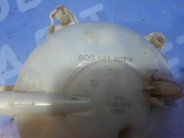VAG 5Q0121407AA Бачок системы охлаждения расширительный в наличии Киев
