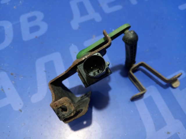 VAG 5Q0512521F Датчик уровня положения кузова задний левый в наличии Украина