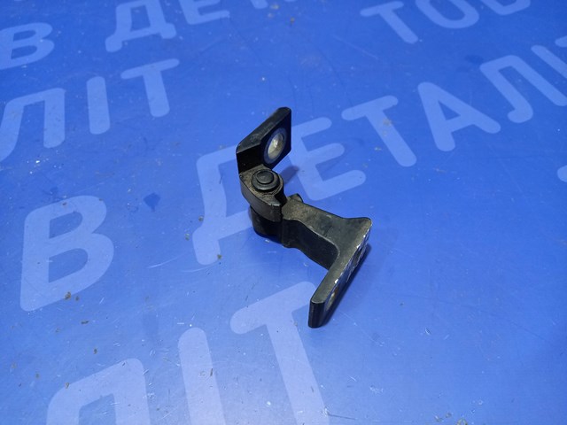 Завеса двери передней правой 8X4833406B VAG