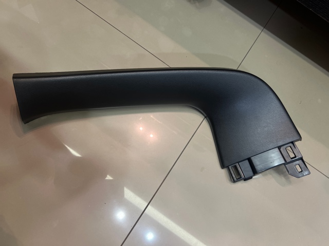 Обшивка-облицовка пятой двери KB7W68940 MAZDA