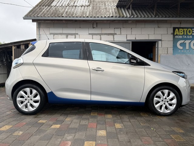 Пассажирская передняя дверь 801004005R RENAULT