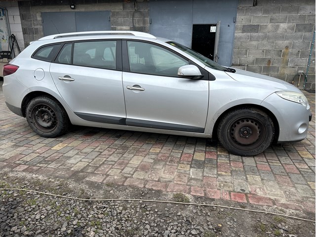 Стукло багажника, правое 833060017R RENAULT