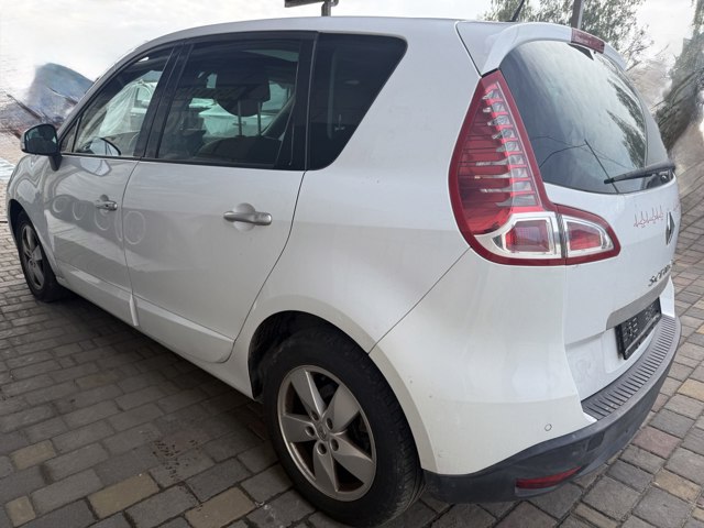 Бампер задний, левая часть 850174092R RENAULT