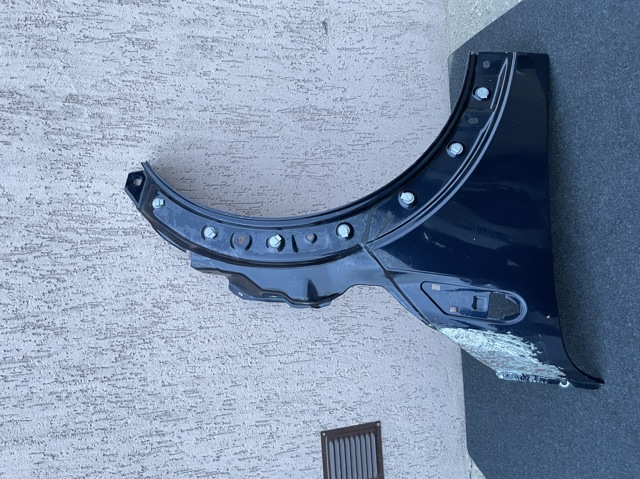Переднее правое крыло 41352754726 BMW