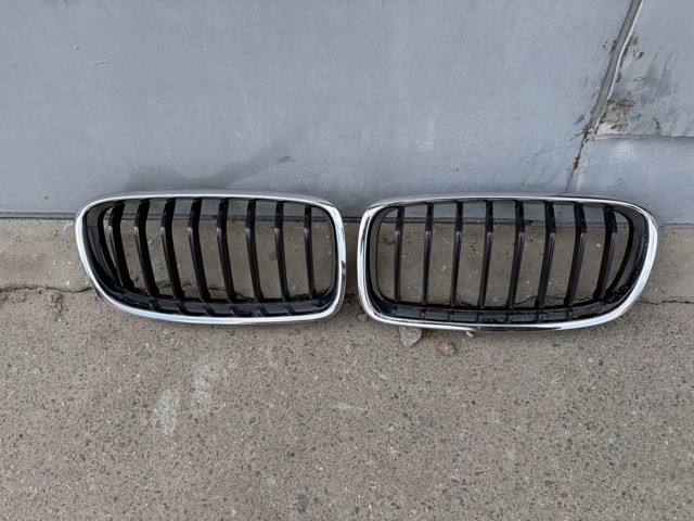 BMW 51137260498 Решетка радиатора правая в наличии Киев