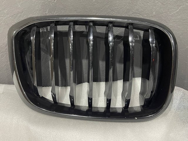 Решетка радиатора правая 51137464922 BMW