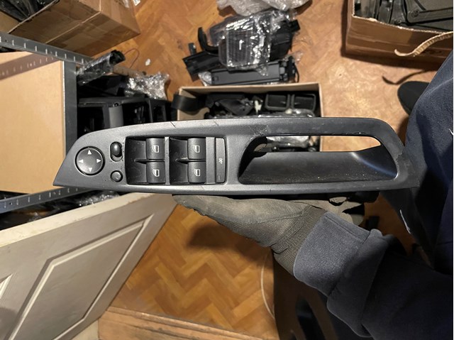 Кнопки переднего левого стеклоподъёмника 61319122120 BMW