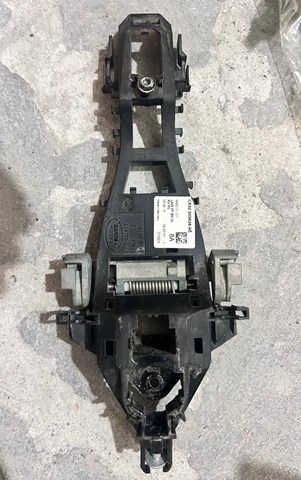 Держатель наружной ручки двери, передней правой LR025540 LAND ROVER