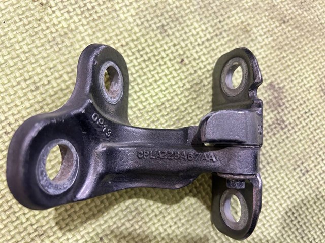 Петля водительской двери LR036579 LAND ROVER