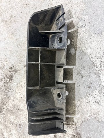Кронштейн крепления бампера переднего правый LR038724 LAND ROVER