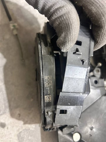 LR048257 Замок двери задней правой купить Кривой Рог