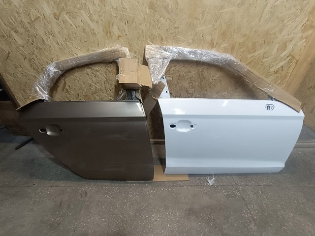 Дверь задняя в сборе 8V5833052A VAG