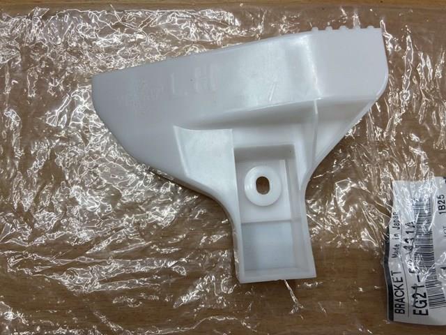 Левый кронштейн крепления бампера заднего EG2150331A MAZDA