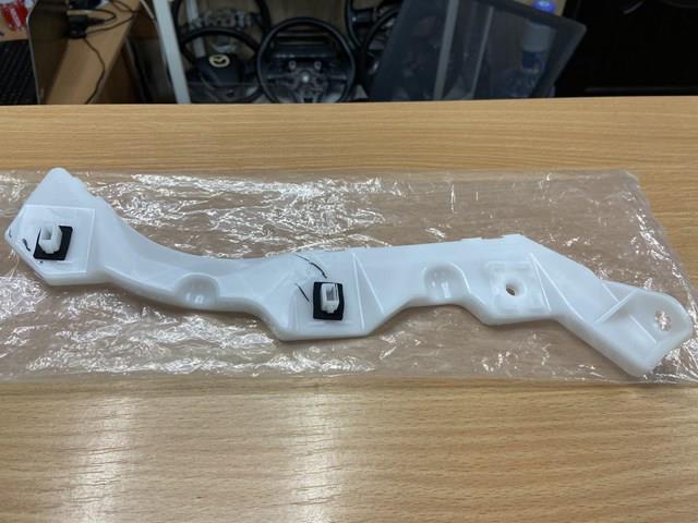 Правый кронштейн крепления бампера заднего GJ6A502H1E MAZDA