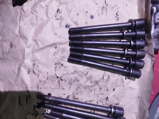 Болт крепления головки блока цилиндров 11056V0700 NISSAN
