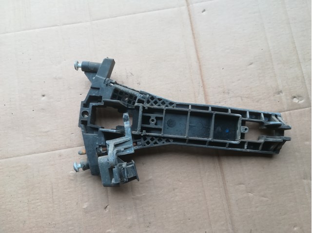 Держатель наружной ручки двери, передней левой A1687601334 MERCEDES