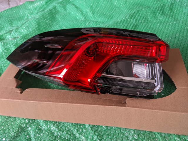 Задняя левая внешняя фара 8156102D11 TOYOTA