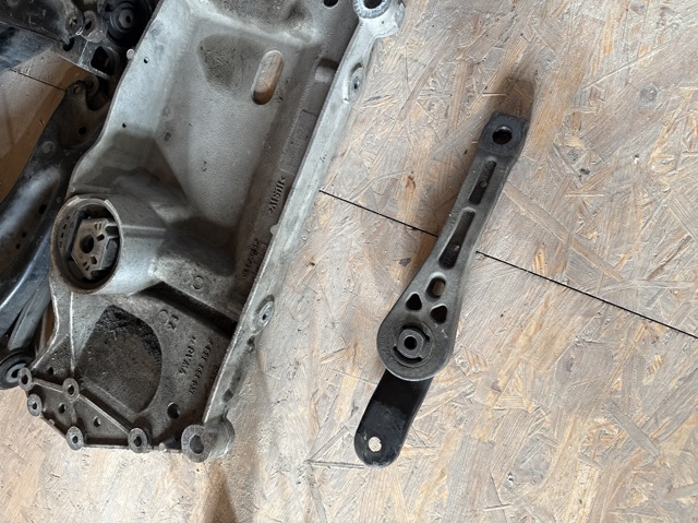 Задняя подушка двигателя Volkswagen Jetta 5