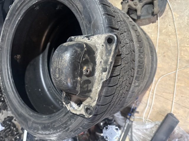 Кронштейн задней балки 1K0505130J VAG