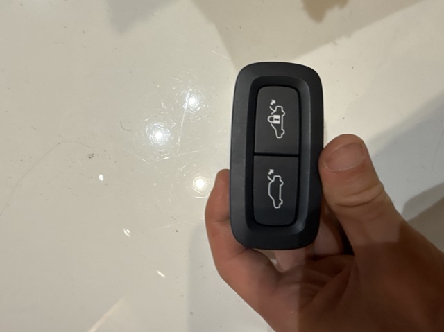 Кнопка салона привода замка 3/5 двери (ляды)/крышки багажника 31674801 VOLVO