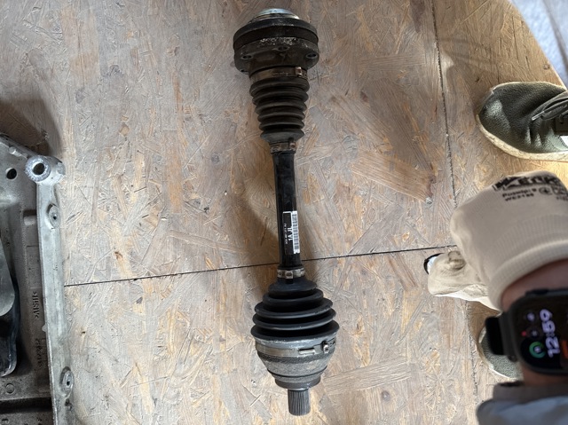 Полуось передняя левая 3C0407271AJ VAG