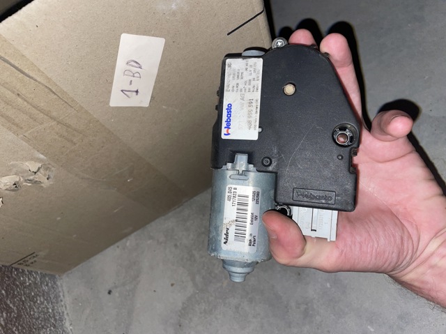 Мотор привода люка 4G8959591 VAG