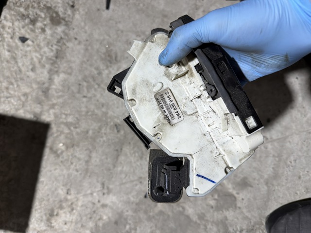 Замок задней правой двери  5K4839016S VAG