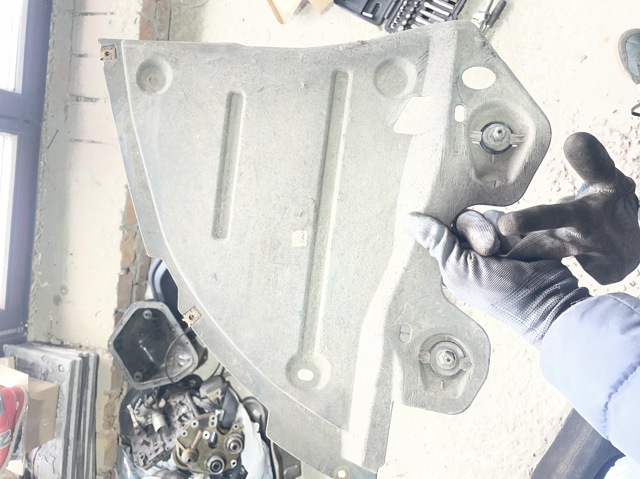 Защита днища, задняя правая 6RA825205E VAG