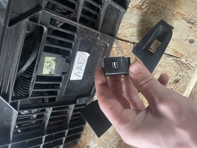 Кнопка подъемника переднего правого стекла 7L6959855B VAG