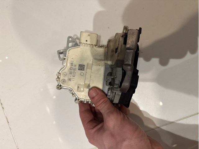 Замок двери задней правой 8K0839016D VAG