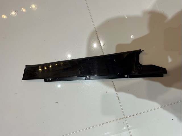 Накладка задней двери, правой, вертикальная 8K0839902Q VAG