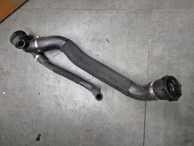 Шланг радиатора, нижний LR042893 LAND ROVER