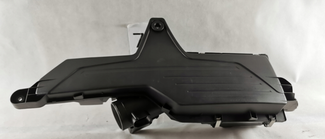 13717597582 BMW Корпус воздушного фильтра купить в Полтава