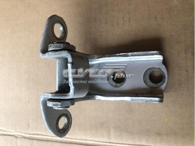 Петля двери задней правой 6877060040 TOYOTA