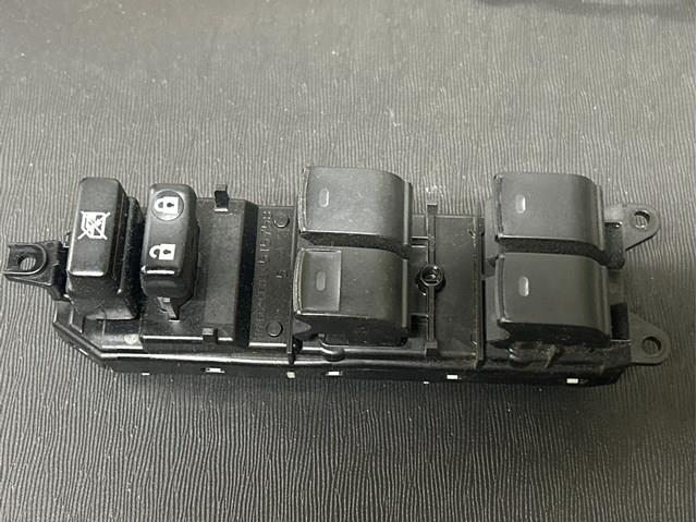 Кнопки переднего левого стеклоподъёмника 8404060220 TOYOTA