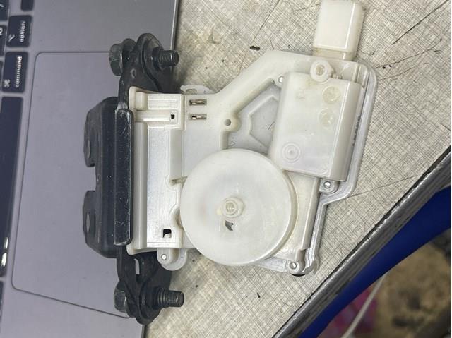 Замок задней двери Nissan Qashqai 2