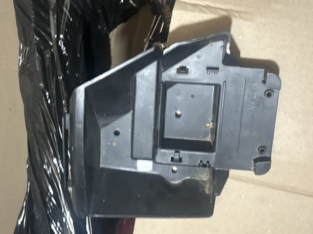 Правый кронштейн заднего бампера JX7B17D980CB FORD