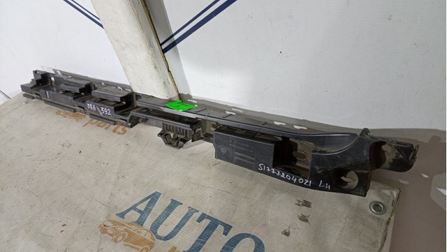 Кронштейн наружной накладки порога левой 51777204021 BMW