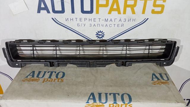 Центральная решетка переднего бампера 5311260090 TOYOTA